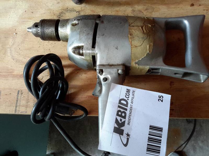 lot 25 image: 1 Black & Decker 12Utility Drill, 1 Skilsaw 7 14 Circular Saw