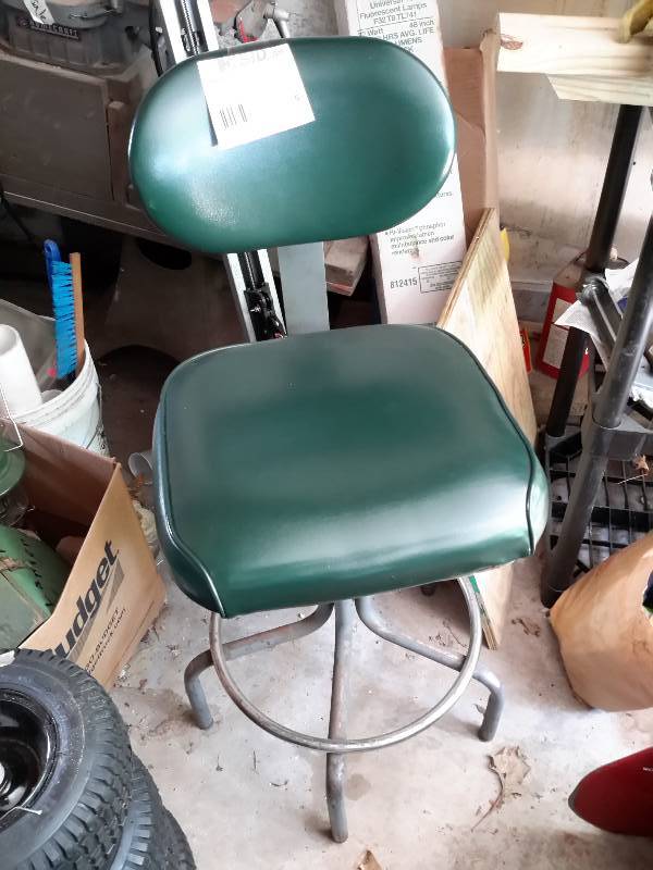 lot 6 image: Swiveling 5 pronged chair