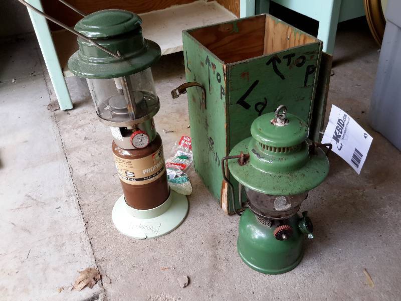 lot 43 image: 1 Kerosene Lantern, 1 Coleman Propane Lantern
