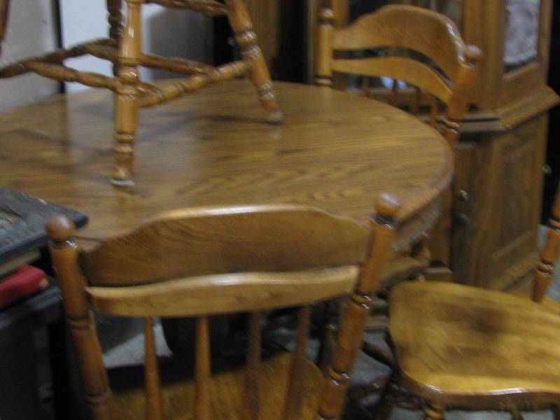 lot 8 image: Wood Dinning Table
