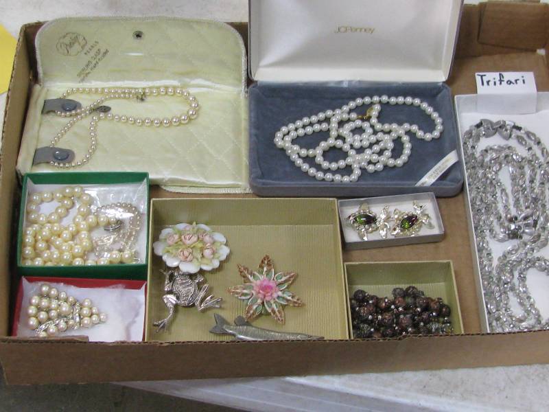 lot 9 image: Jewelry