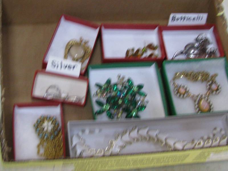 lot 10 image: Jewelry