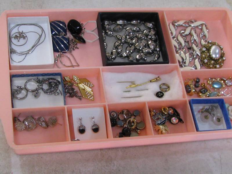 lot 11 image: Jewelry