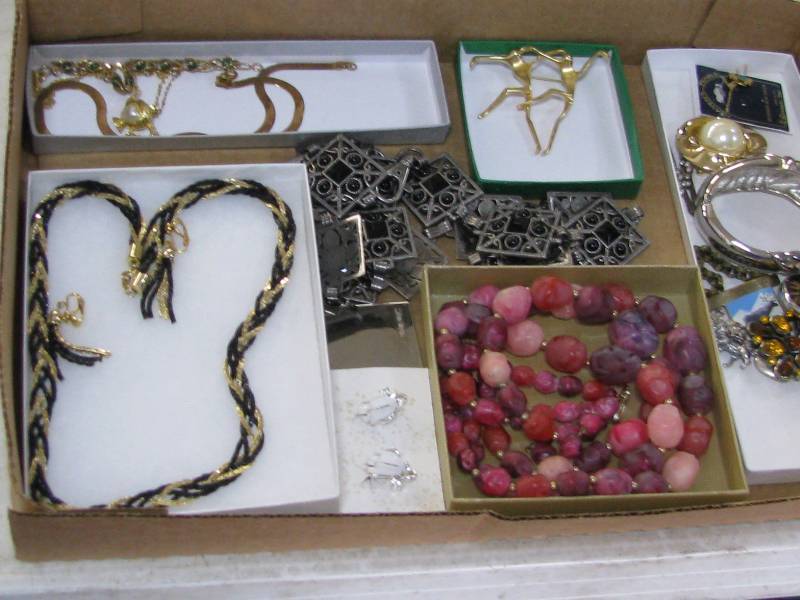 lot 12 image: Jewelry