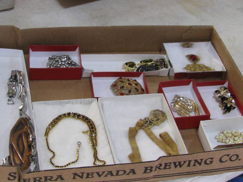 lot 13 image: Jewelry