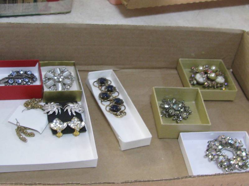 lot 14 image: Jewelry