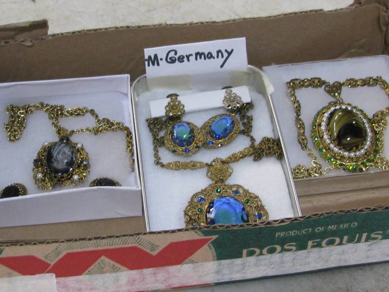 lot 16 image: Jewelry