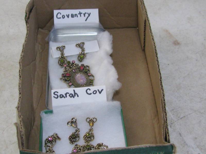 lot 17 image: Jewelry