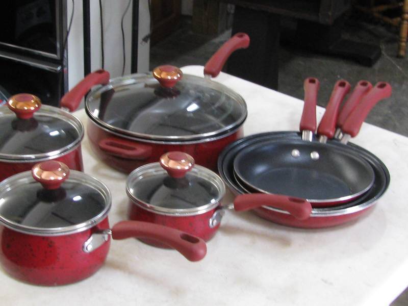 lot 55 image: Paula Dean Cookware Set