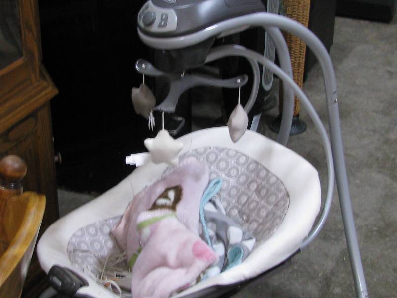 lot 59 image: Graco Elec. Baby Swing