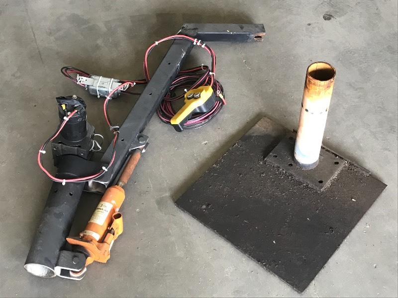 lot 105 image: 12Volt Electric Floor-Mount Wheelch...