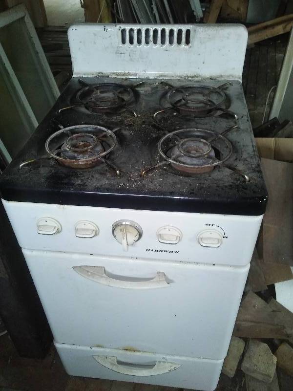 lot 6 image: 24 Vintage Gas Stove, Aprtment Size