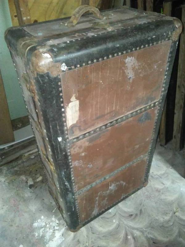 lot 8 image: Vintage Trunk