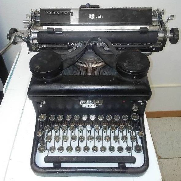 lot 26 image: Vintage Royal Typewriter