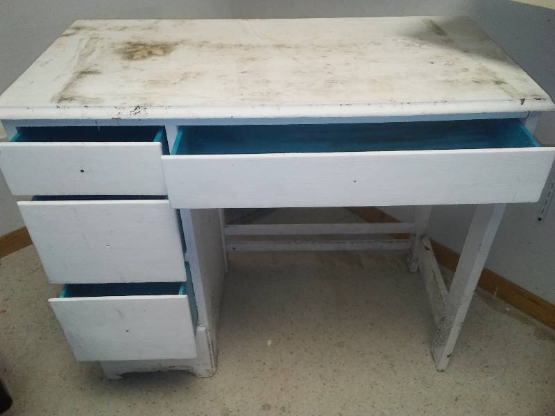 lot 28 image: 4 drawer desk