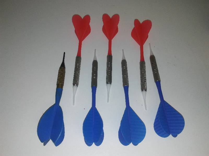 lot 33 image: Blue and Red plastic tipped darts