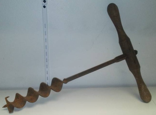 lot 42 image: Small hand auger antique