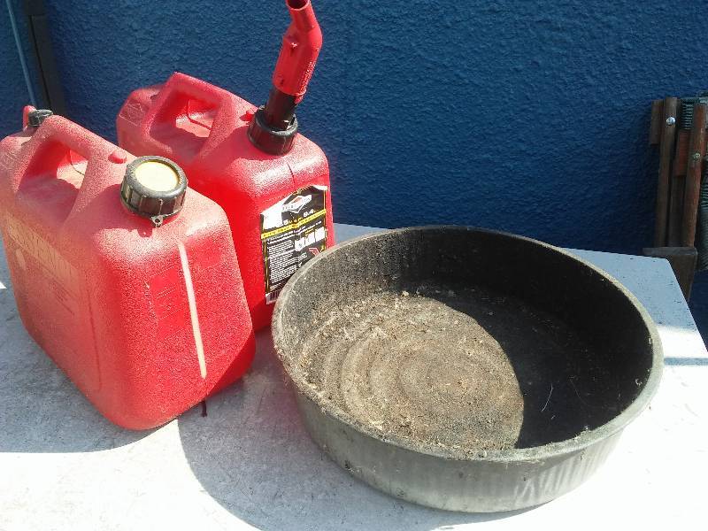 lot 45 image: 2 gas cans and an oil drain pan