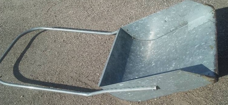 lot 52 image: Metal handled galvanized snow bucket