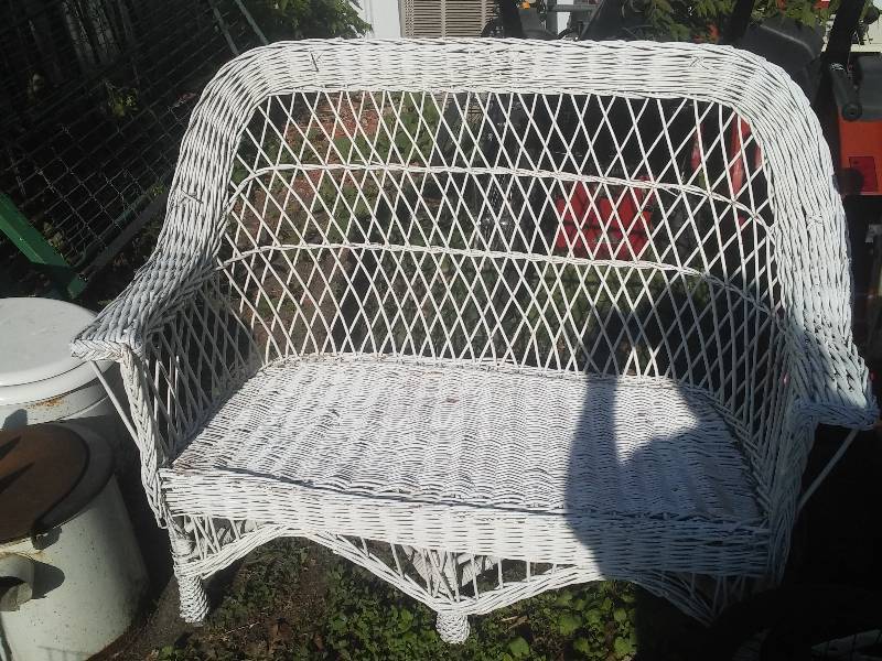 lot 56 image: Vintage wicker loveseat