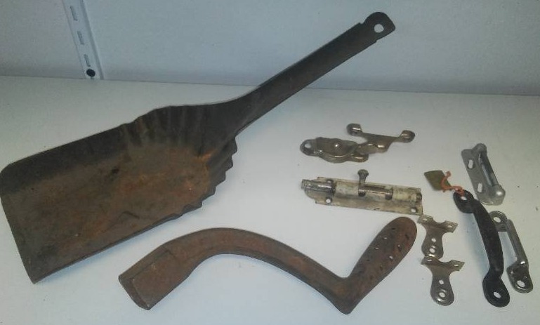 lot 62 image: Antique cast and metal items