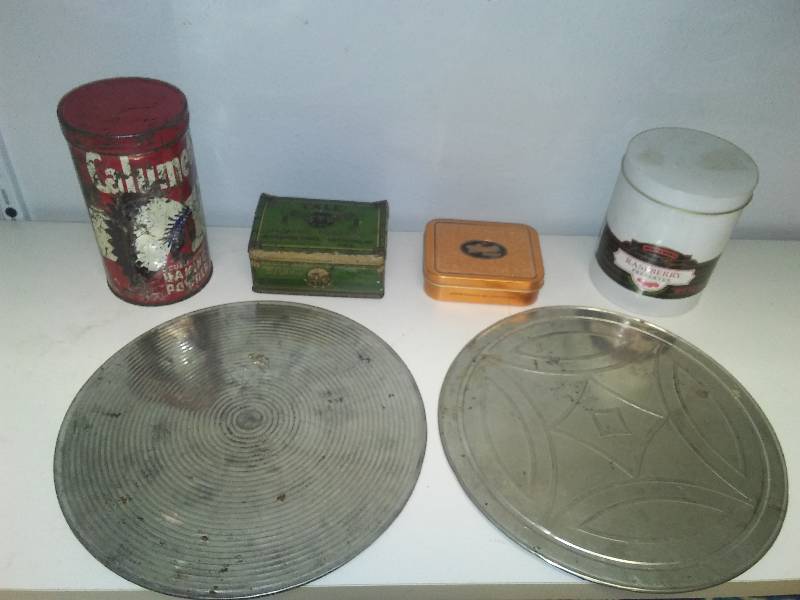 lot 68 image: Vintage Kitchen tins and utility pads