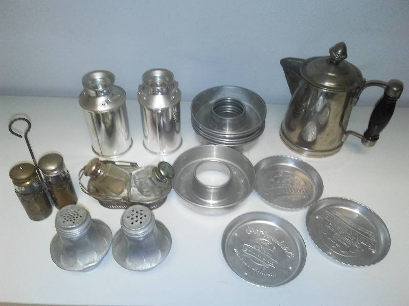 lot 78 image: Vintage Mini Jell-O molds, salt and pepper shakers and more