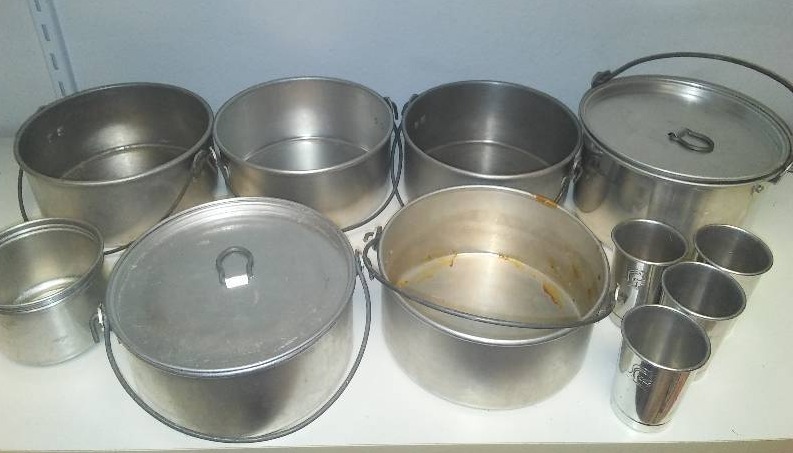 lot 86 image: Aluminum campfire cooking pots and pans