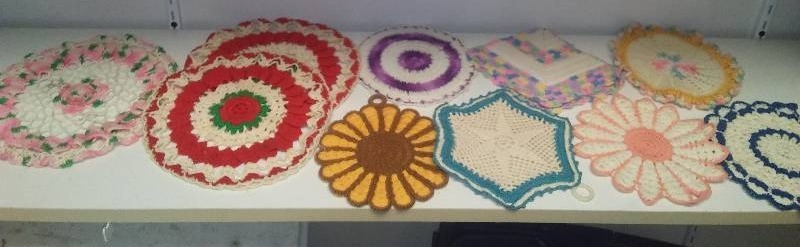 lot 89 image: 10 vintage doilies and pot holders