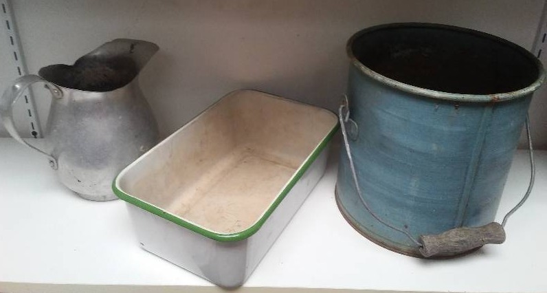 lot 95 image: Enamelware pan
