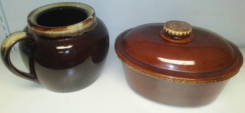lot 103 image: Hull covered crock bowl and crock