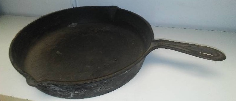 lot 107 image: Cast iron skillet