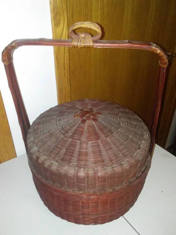 lot 109 image: Vintage Chinese sewing basket