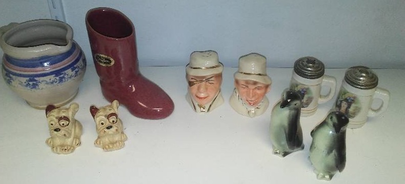 lot 117 image: 4 sets of vintage salt and pepper shakers and more