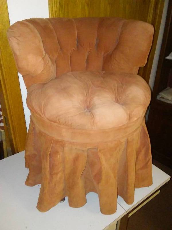 lot 124 image: Tufted vintage occasional chair