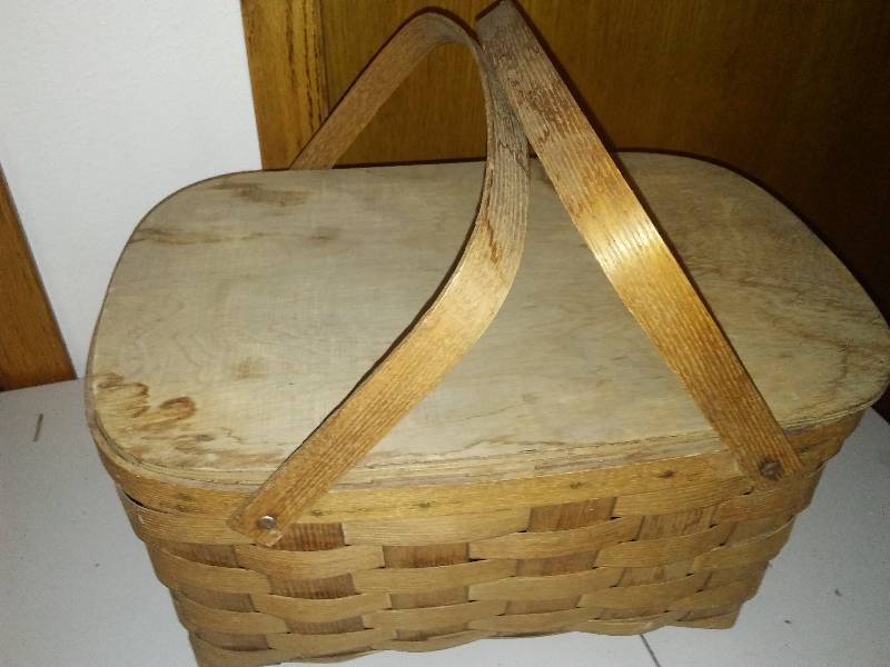 lot 128 image: Vintage picnic basket