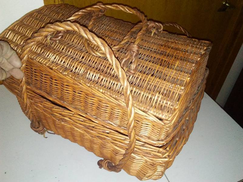 lot 129 image: Wicker picnic basket, beach bag