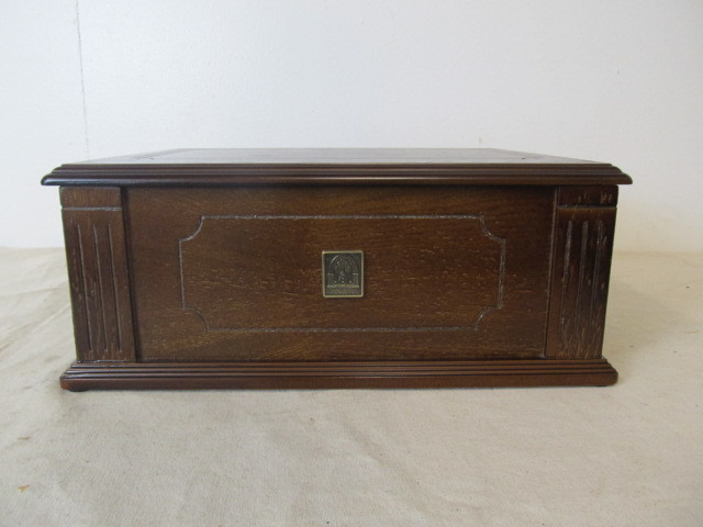 lot 37 image: Working Thomas Pacconi Vintage Style Turntable