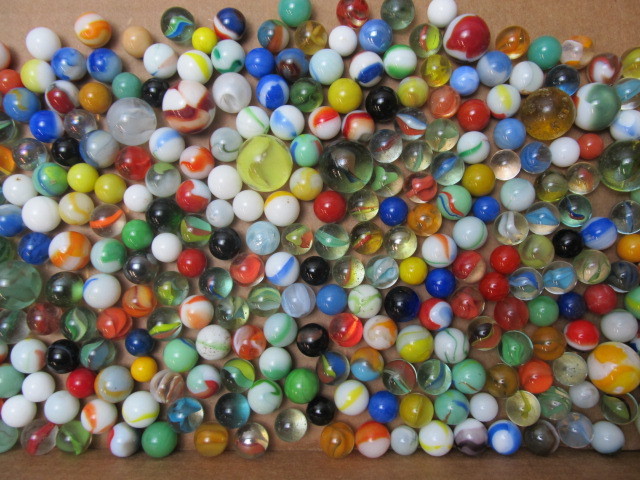 lot 38 image: Lot of VintageAntique Marbles