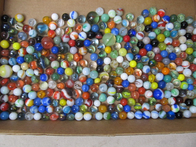 lot 39 image: Lot of VintageAntique Marbles
