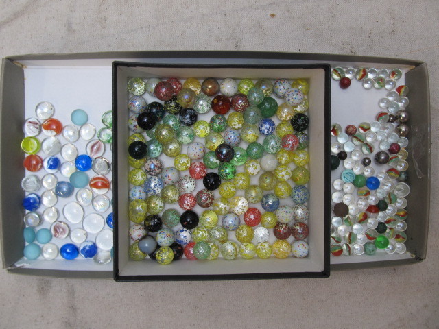 lot 137 image: Lot of Old Vintage Marbles - Speckled, Mini etc