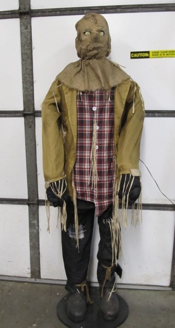 lot 90 image: Working Life-Size Electronic Scarecrow 
