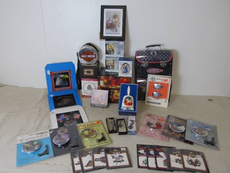 lot 73 image: Large Lot of HARLEY DAVIDSON Memorabilia