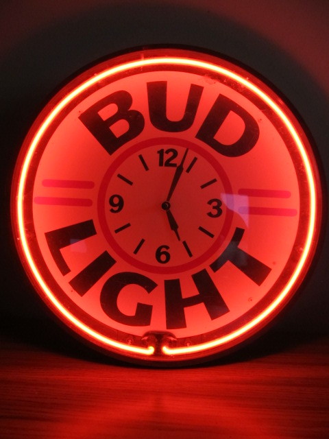 lot 14 image: Working Vintage BUD LIGHT Neon Clock