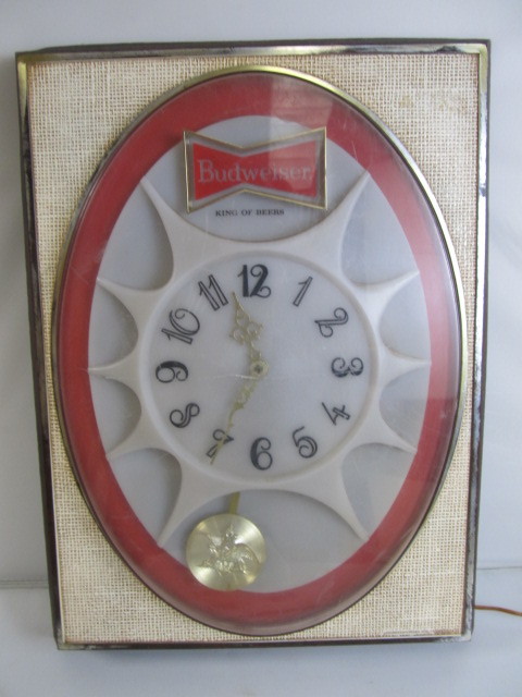 lot 17 image: Vintage 1971 BUDWEISER Advertising Wall Clock
