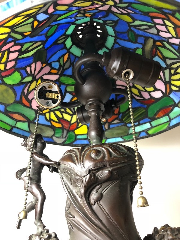 lot 42 image: Beautiful Stained Glass Tiffany Style Table Lamp