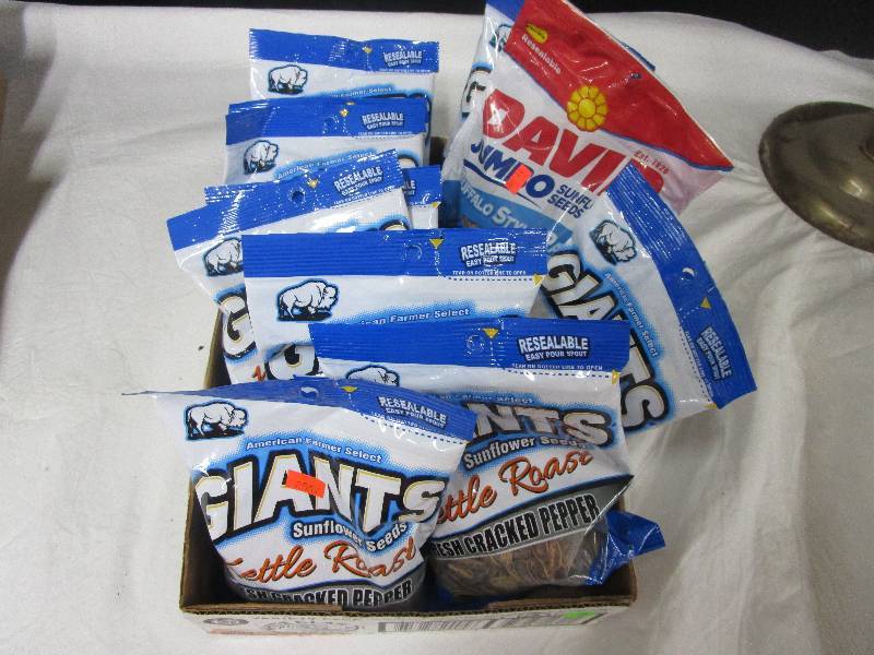 lot 7 image: 11 Giants sunflower seeds kettle roasted fresh cracked pepper and 1 David Jumbo buffalo style ranch seeds