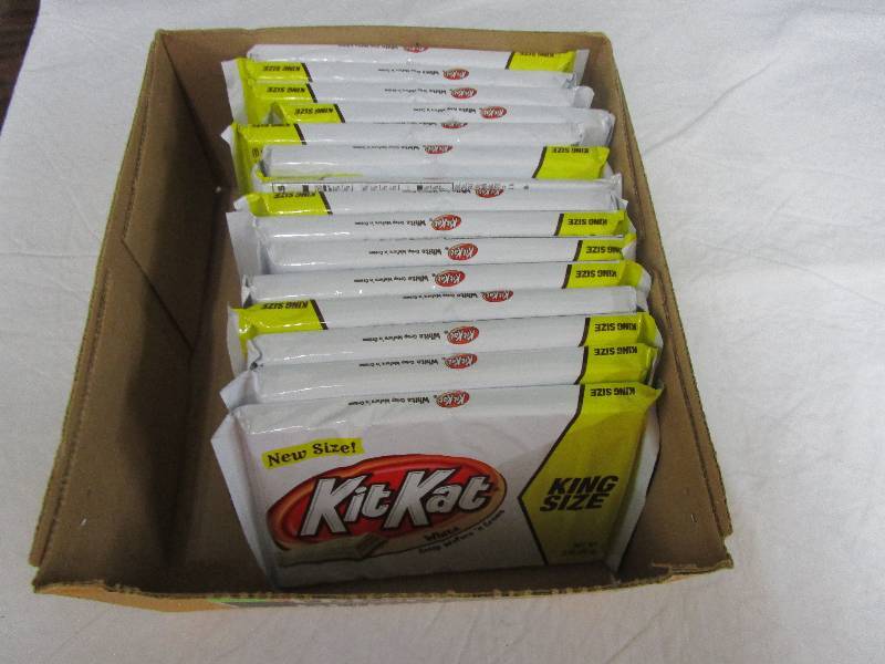 lot 14 image: 15 king size kit kat white chocolate bars
