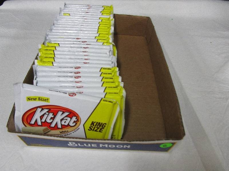 lot 6 image: 30 king size kit kat white chocolate bars
