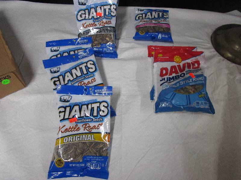 lot 32 image: 3 Giants Kettle Roast Original, 5 Fresh Cracked Peppers, 1 Toasted Coconut, 2 David Jumbo Buffalo Stye Ranch